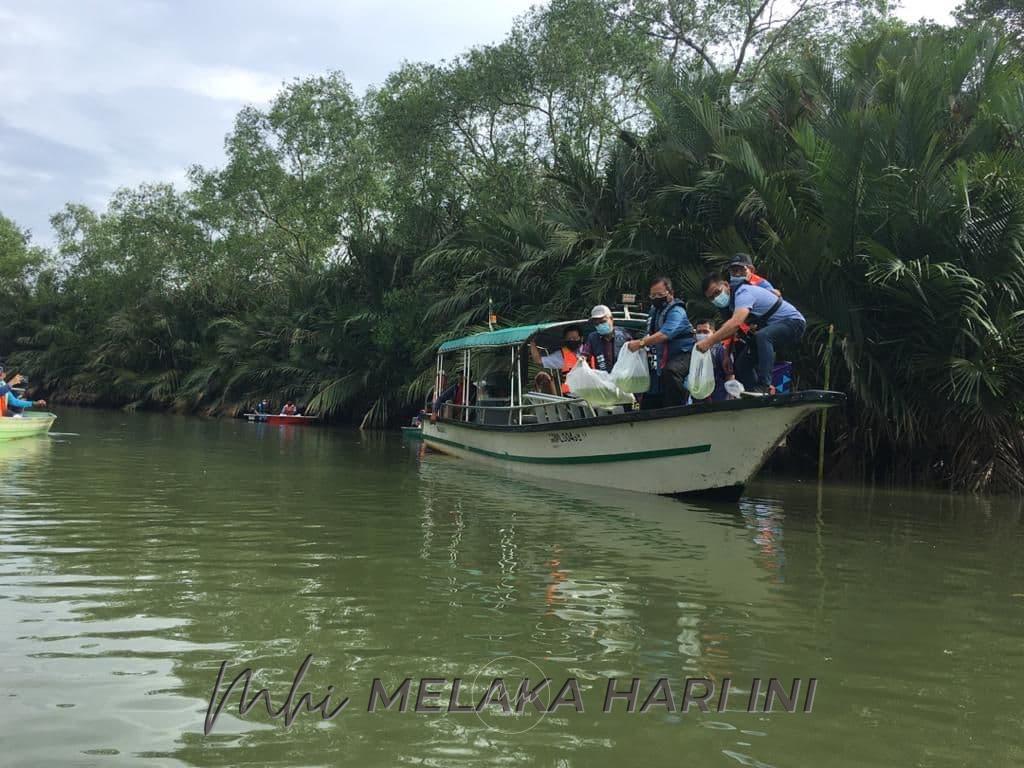 Sasar 280,000 benih udang galah, ikan dilepaskan di perairan umum Melaka