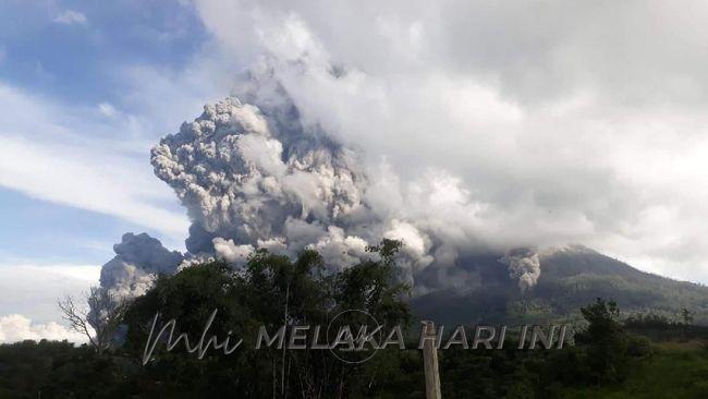 Gunung Sinabung di Sumatera Utara meletus