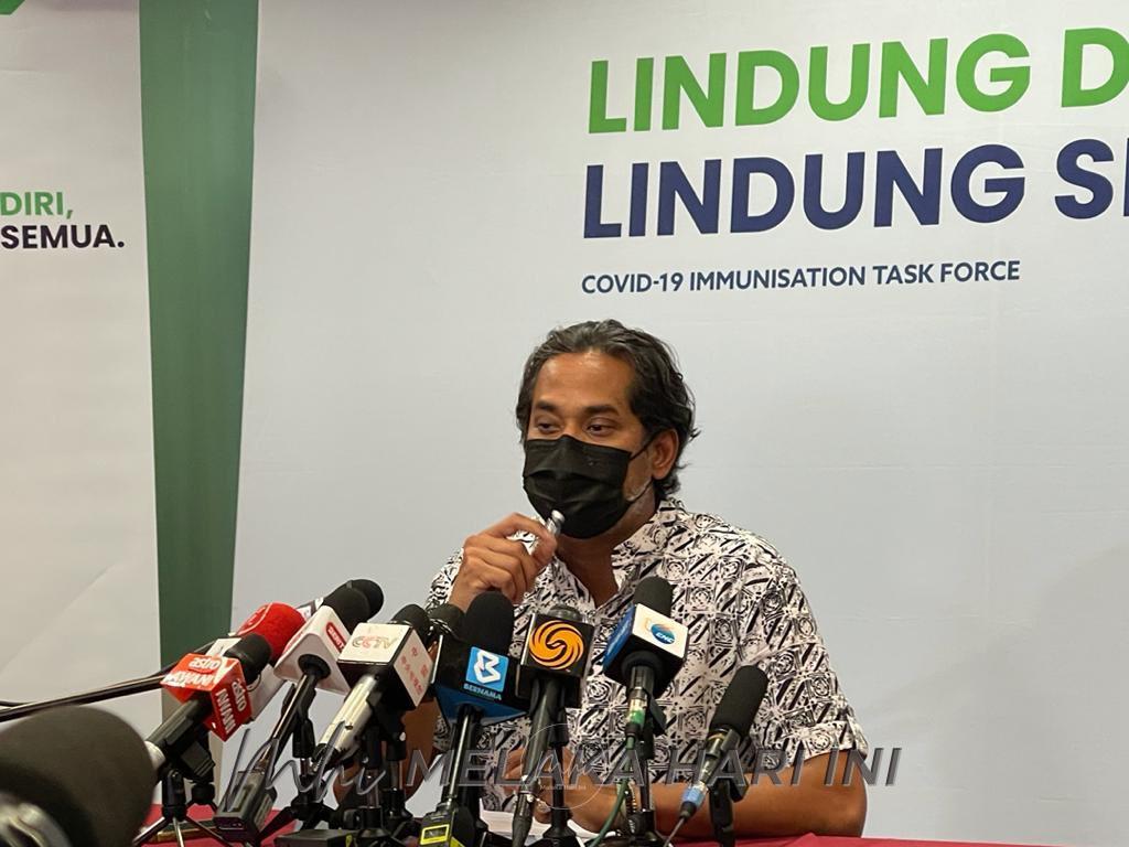 Khairy Jamaluddin individu pertama di Malaysia terima suntikan Sinovac