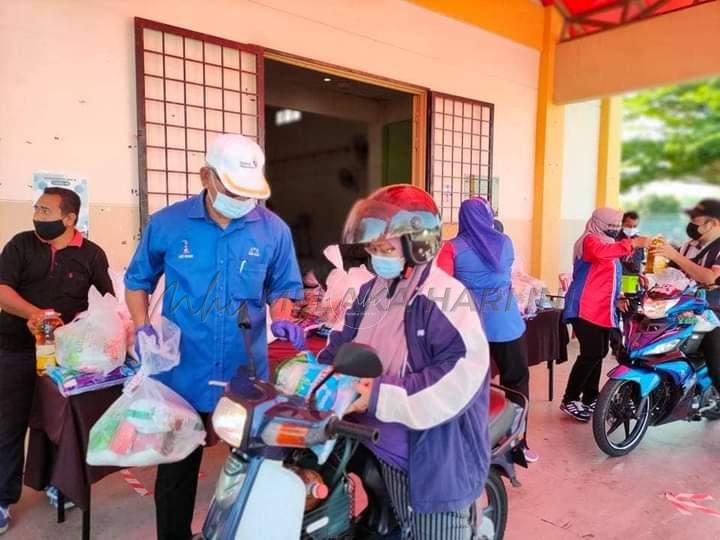 Agih ayam, kangkung percuma untuk komuniti Tanjung Bidara