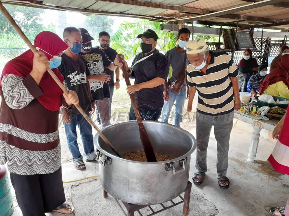 Hasilkan bubur lambuk walaupun pergelangan tangan kudung