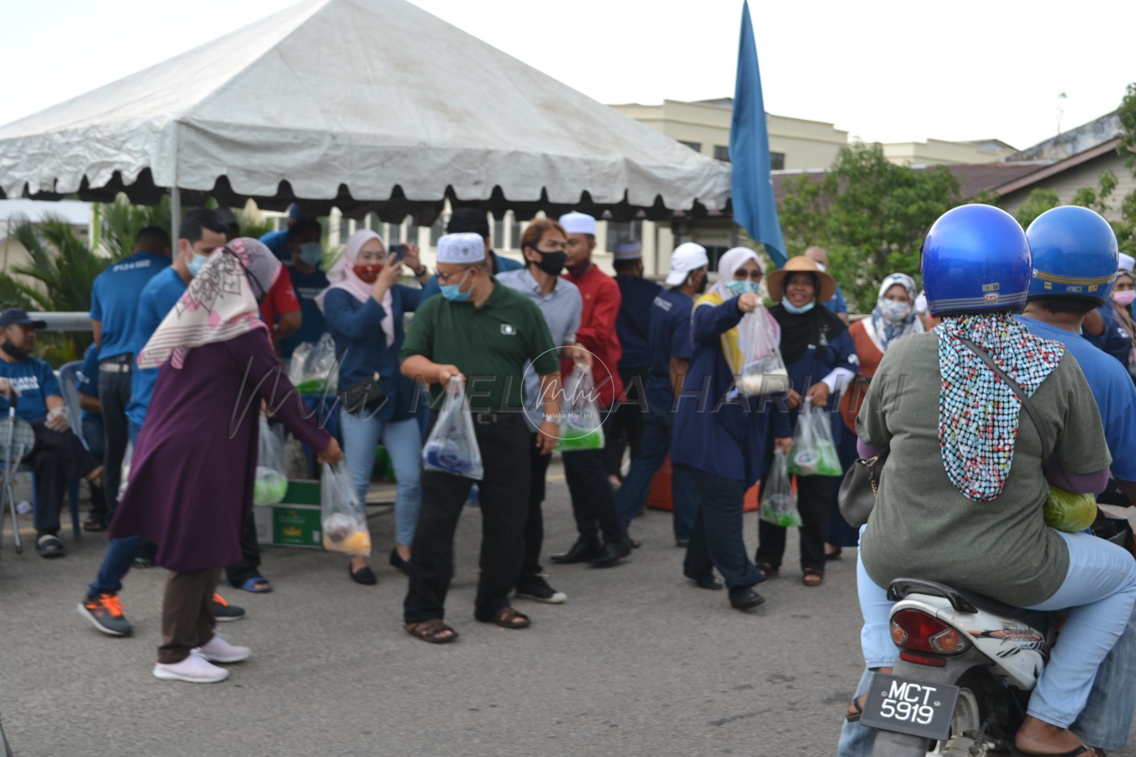 1,500 bungkus air dan kurma habis dalam 15 minit