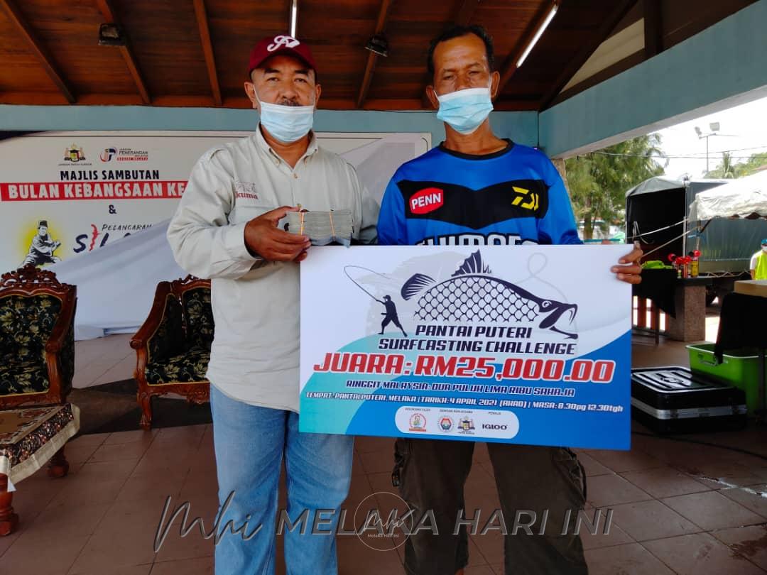 Tukang kayu juara memancing, bawa pulang RM25,000