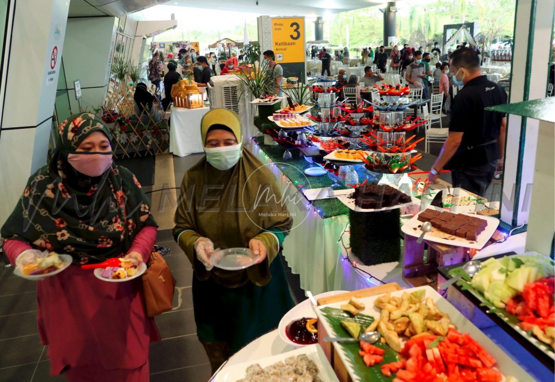 Keunikan berbuka puasa di lapangan terbang cetus fenomena baru