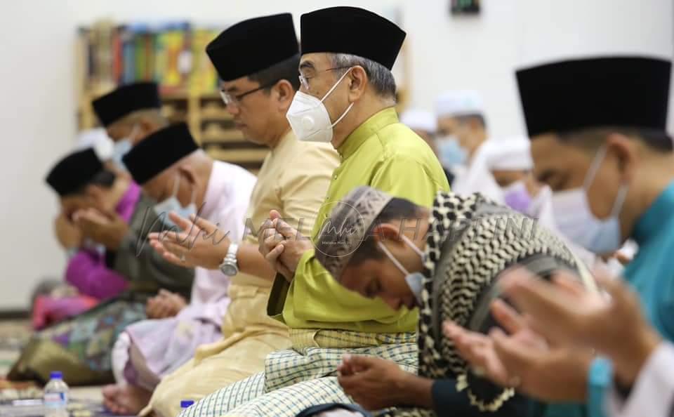 TYT, KM tunai solat Tarawih pertama di Masjid Al-Sultan Abdullah
