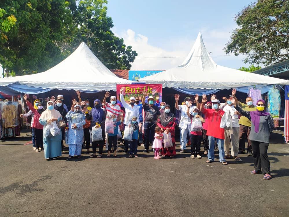 Sebak lihat cucu dapat baju raya percuma