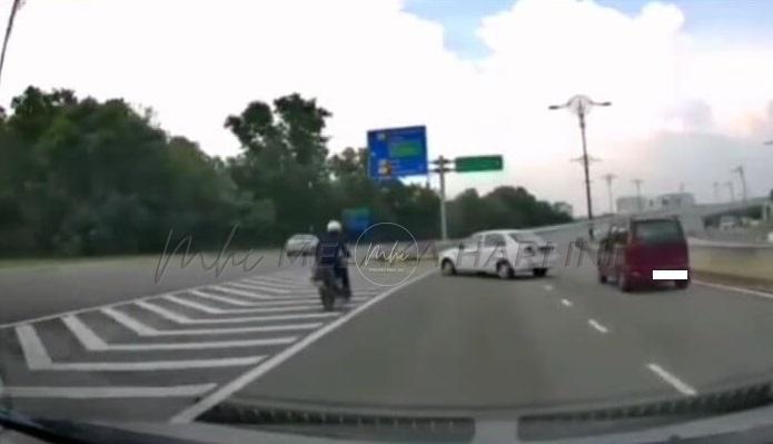 Penunggang motosikal cedera rempuh kereta tukar lorong