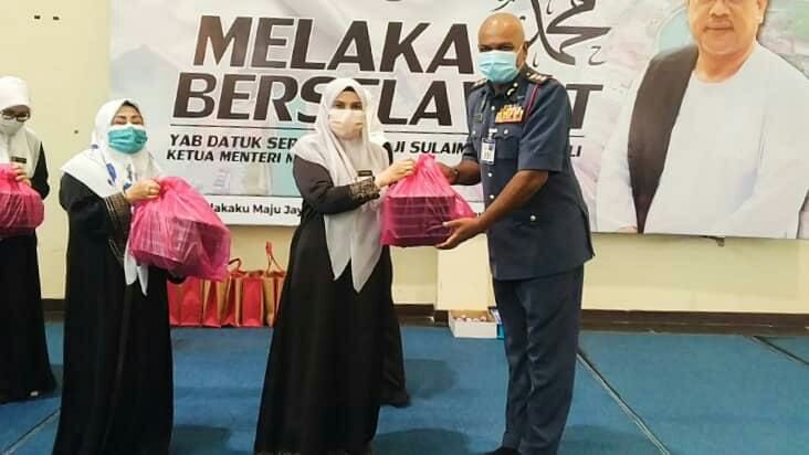 Isteri Ketua Menteri santuni petugas barisan hadapan sempena Ramadan