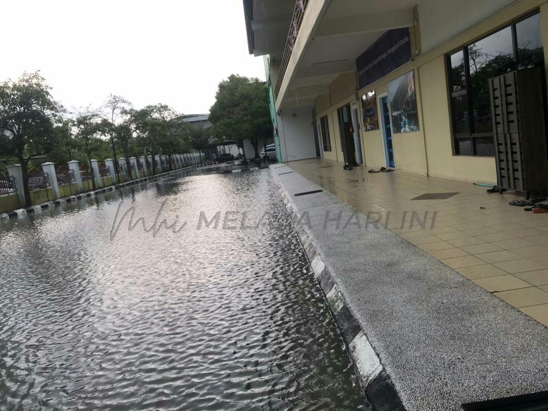 Pekarangan pejabat MHI dinaiki air hampir 0.5 meter