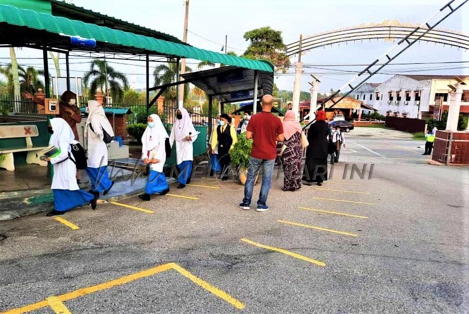 Lebih 50,000 pelajar menengah kembali ke sekolah hari ini