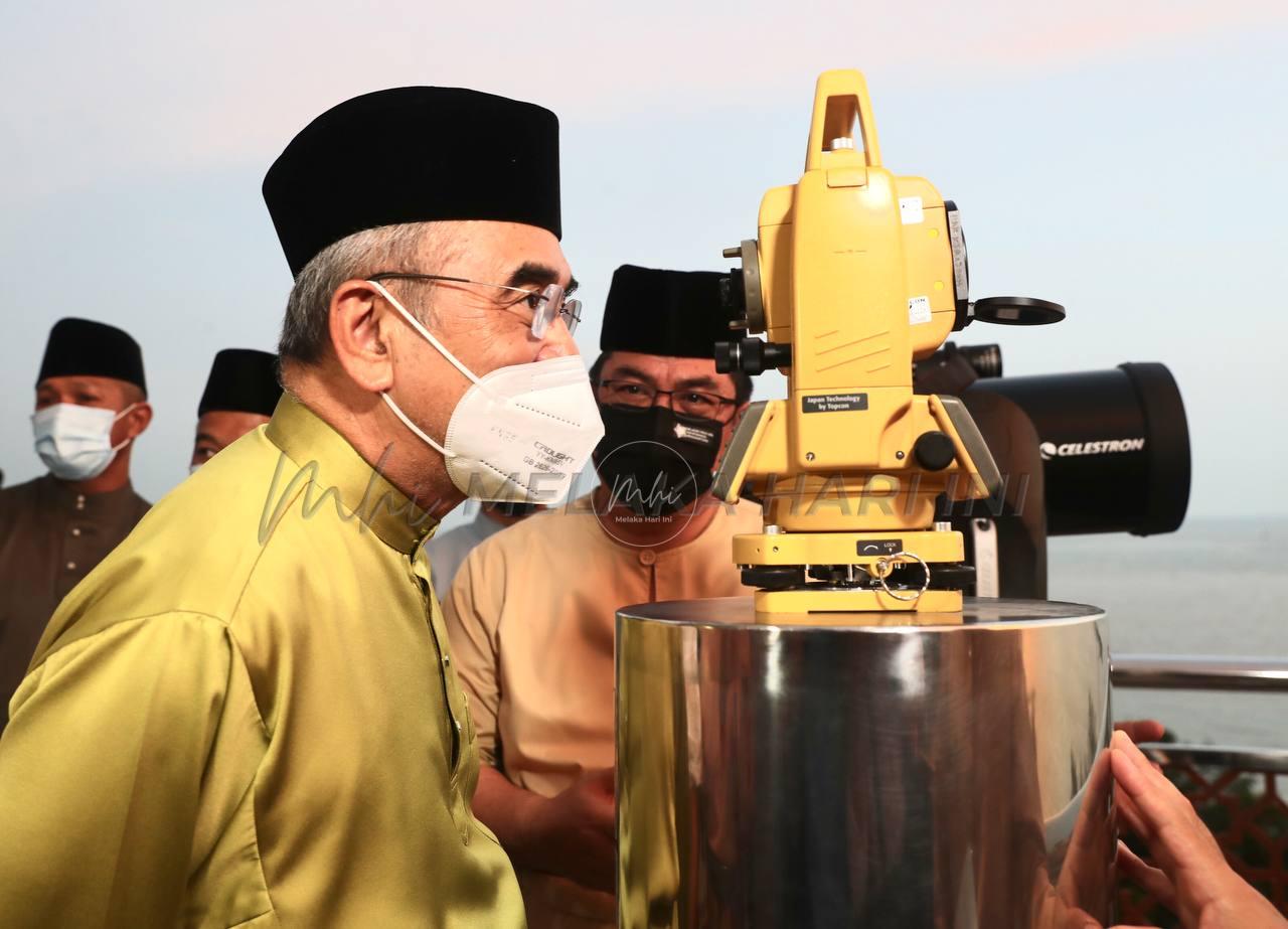 Tun Mohd Ali tinjau proses mencerap anak bulan di Kompleks Falak Al Khawarizmi