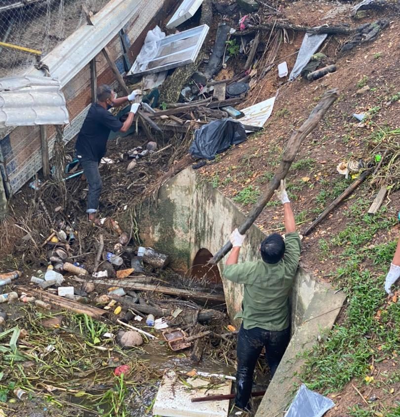 Berkorban bersihkan tali air elak banjir