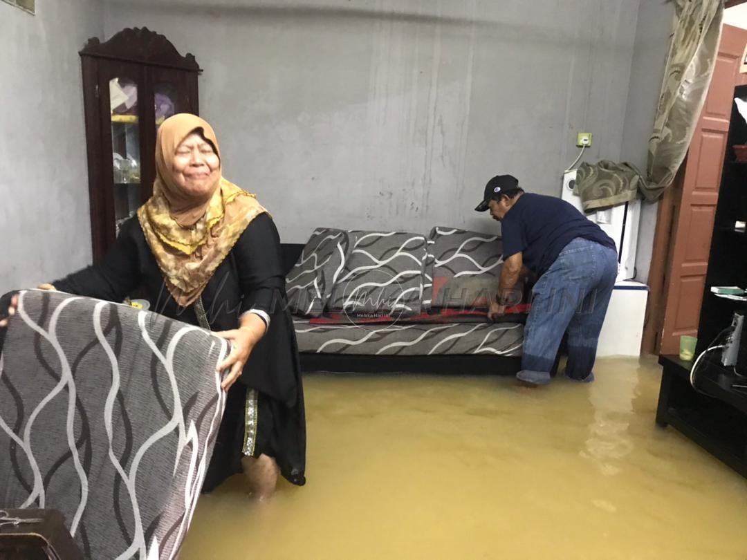 ‘Sudahlah penat, rugi pula RM10,000’ – Mangsa banjir