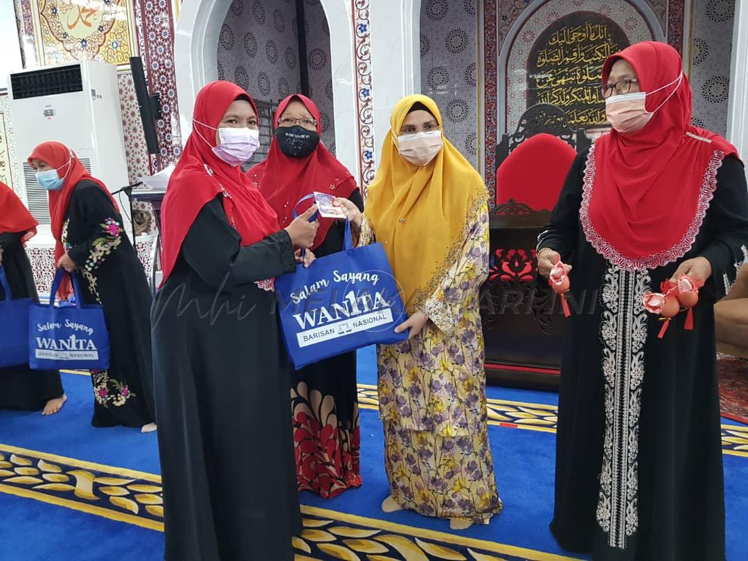 Wanita UMNO Masjid Tanah khatam al-Quran