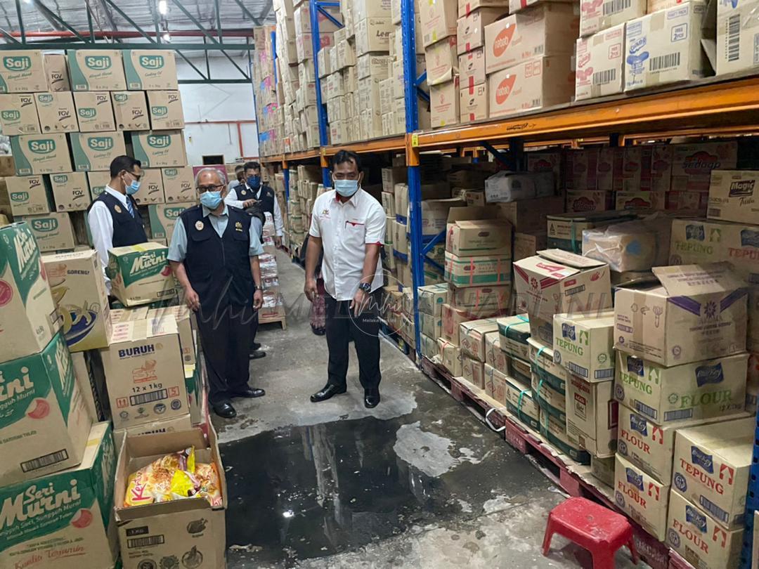 Stor simpanan barang sebuah pasar raya diarah tutup