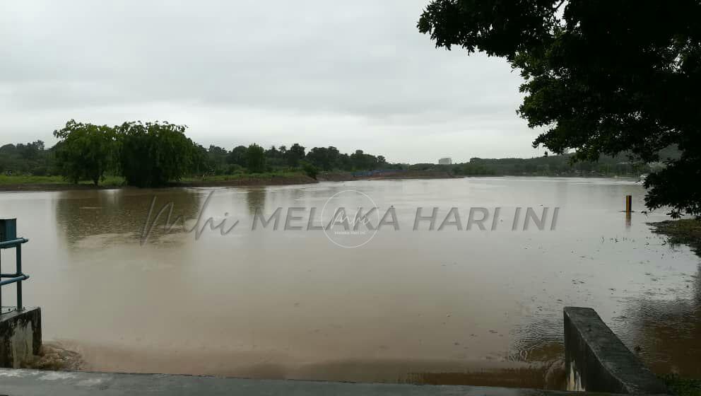 ‘Banjir berlaku pantas, air naik paras leher’