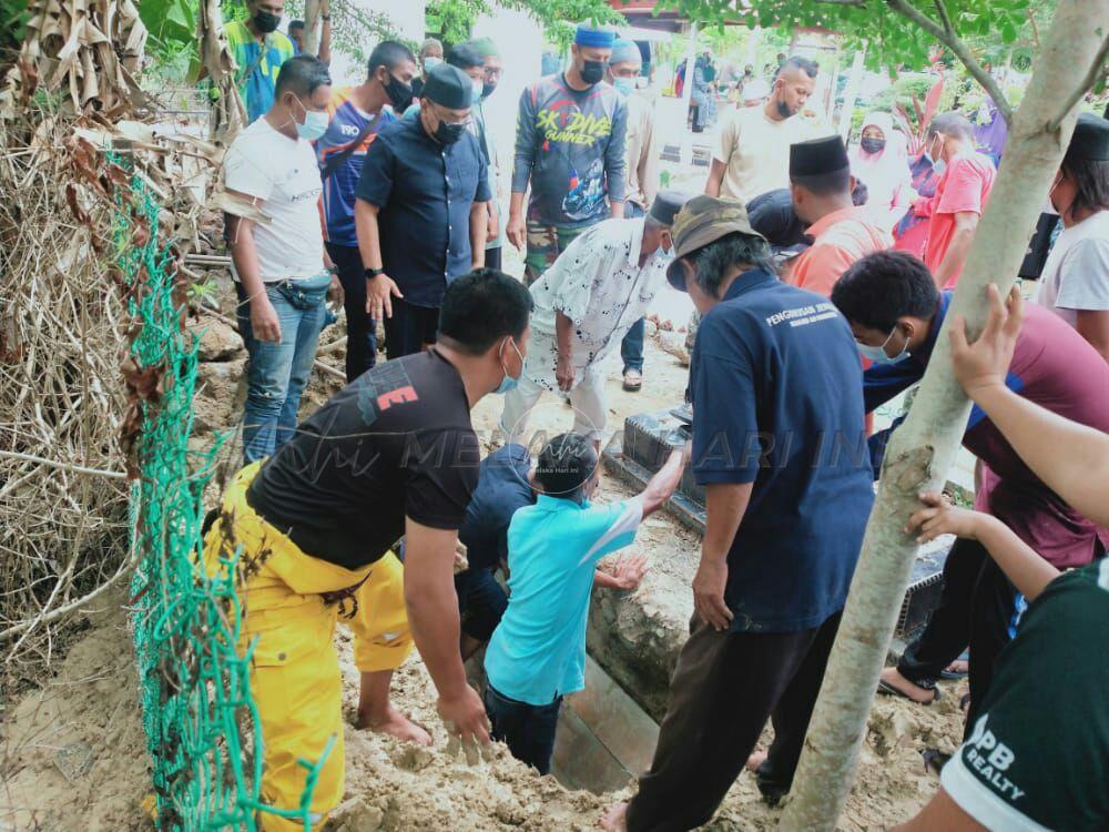 Suasana hiba iringi pengekebumian dua sahabat lemas