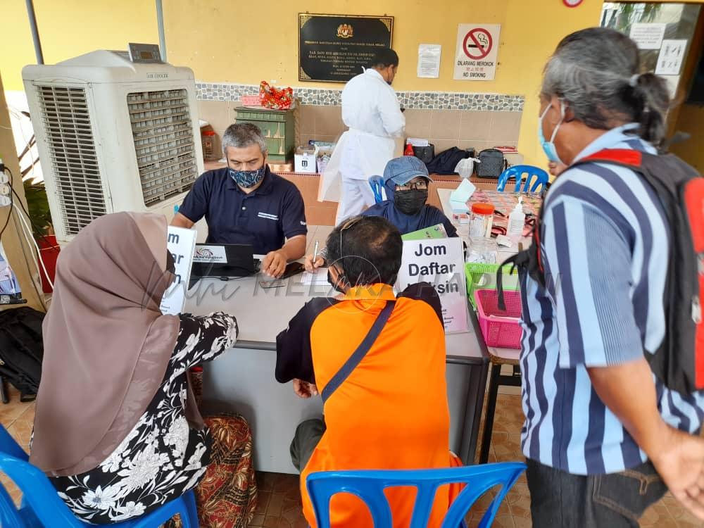 Tenang hadapi karenah anggota komuniti daftar vaksin