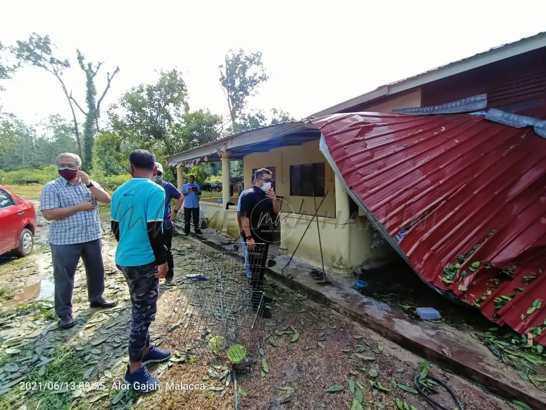Kerajaan negeri salur bantuan pembaikan rumah mangsa ribut