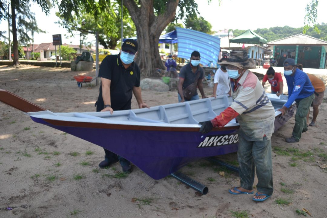 Lama ‘idam’, nelayan terkejut YB hadiahkan perahu baharu