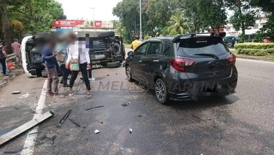 Hilux terbalik dirempuh ‘Perodua King’