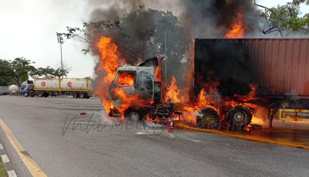 Pemandu terselamat, lori terbakar ketika singgah di R&R