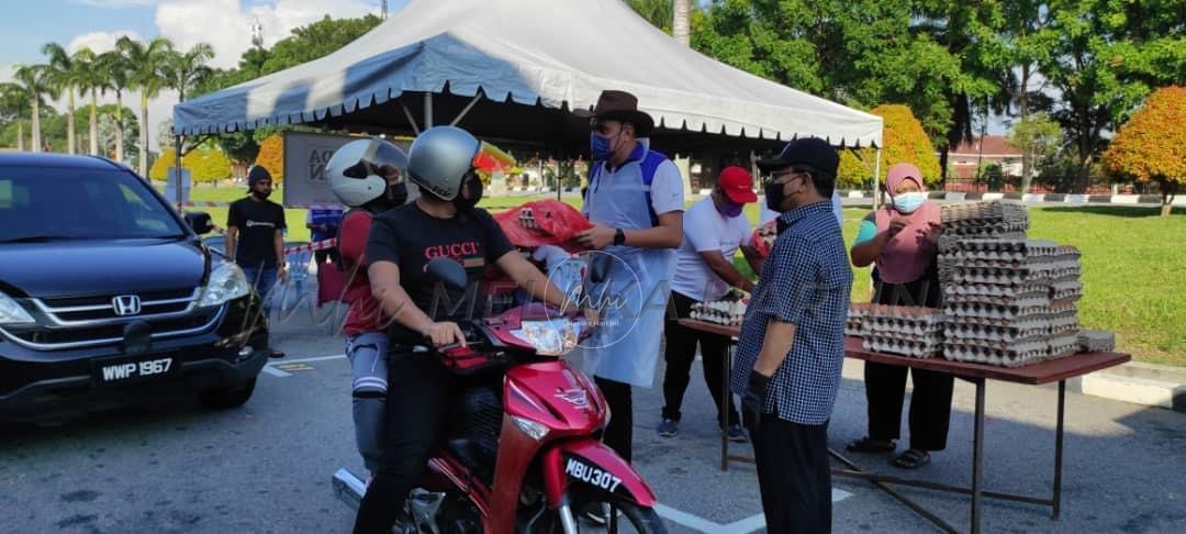 Satu jam 250 kg ikan, 100 ekor ayam ‘licin’ dijual