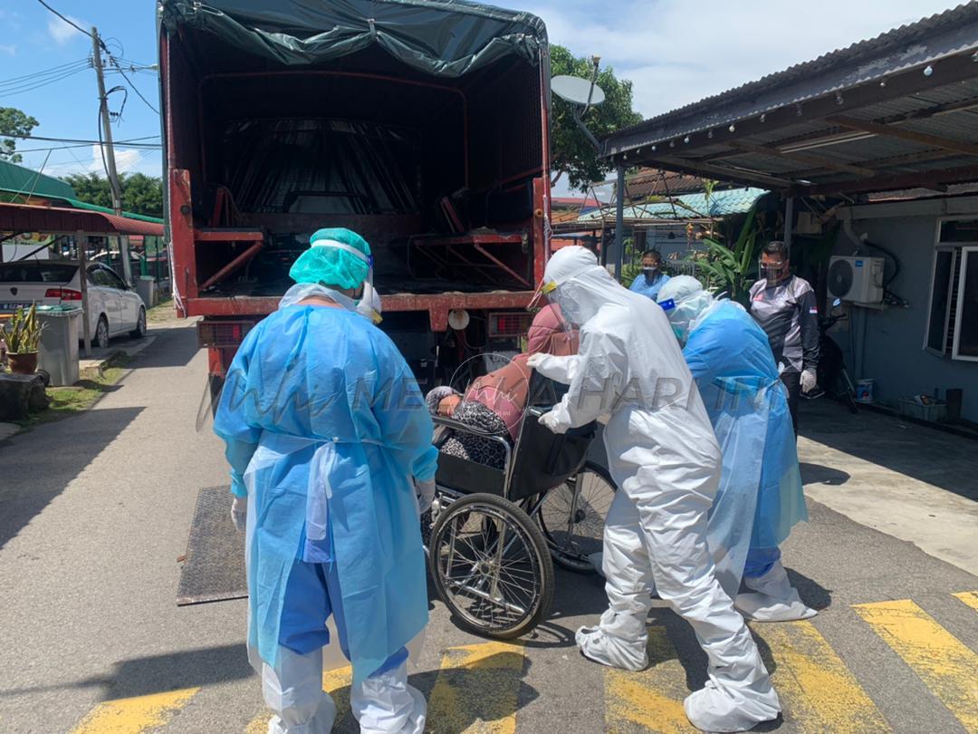 Bomba bantu pindah wanita 150 kg sedang kuarantin