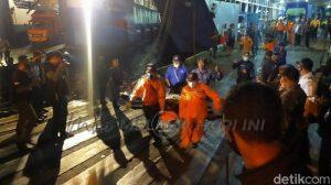 Momen evakuasi penumpang kru kmp yunicee yang tenggelam 3 169