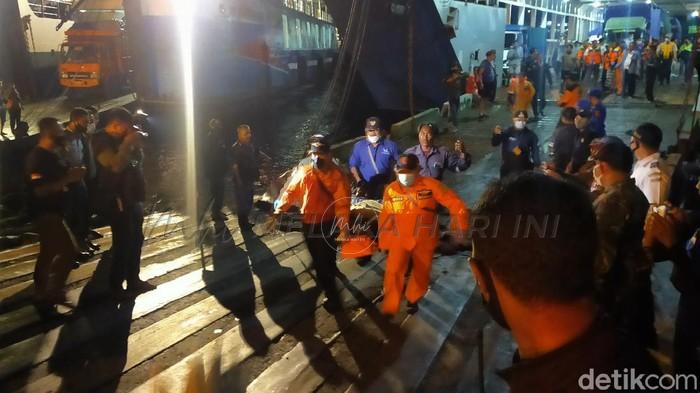Enam terkorban, kapal penumpang karam di Selat Bali, Indonesia