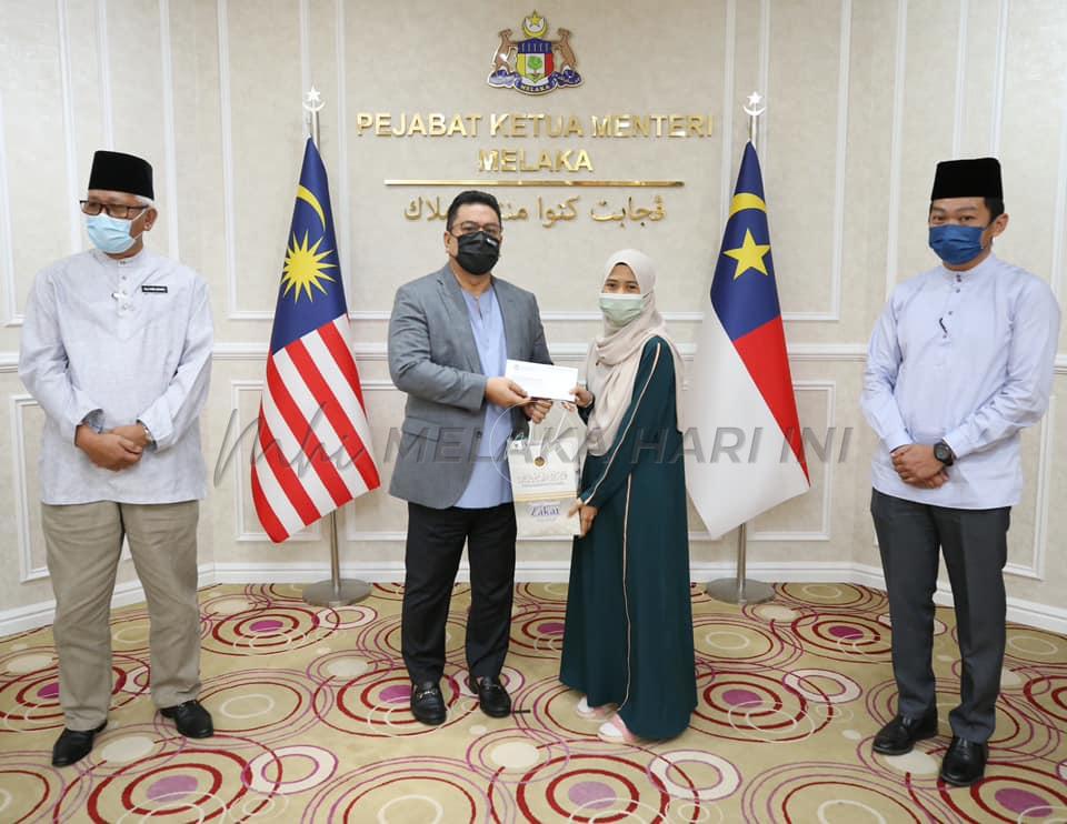 Anak Melaka lanjut pengajian di Al-Azhar terima sumbangan KM