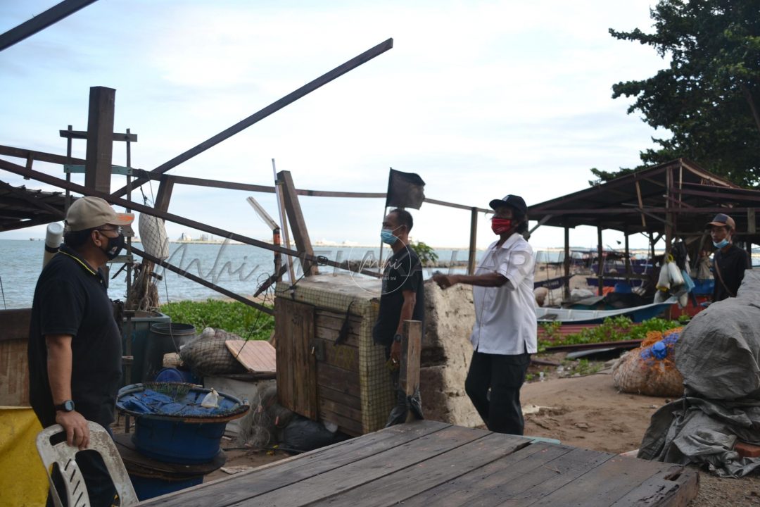 Bumbung balai nelayan diterbangkan ribut