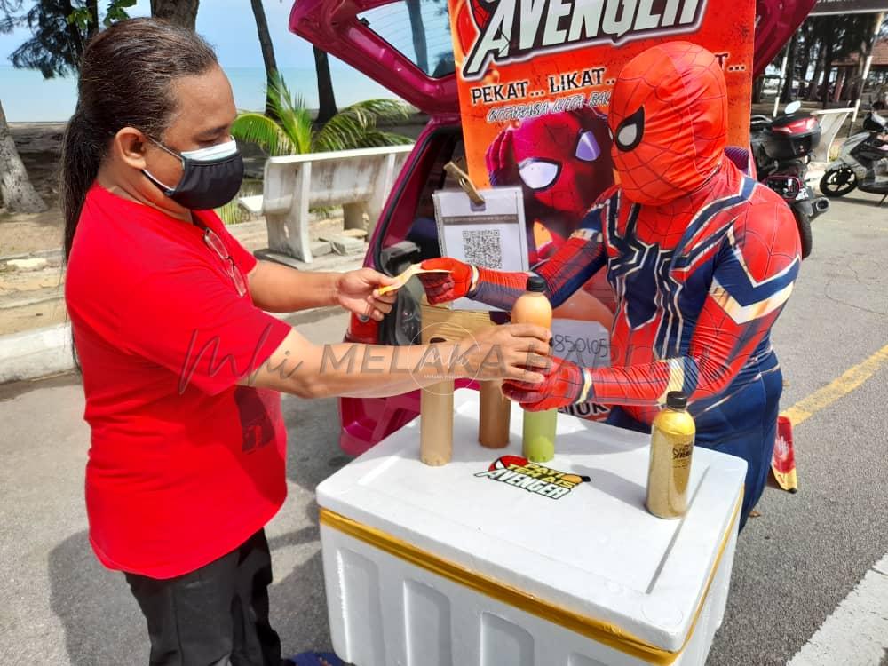 ‘Spiderman’ jual pati minuman di Pantai Puteri