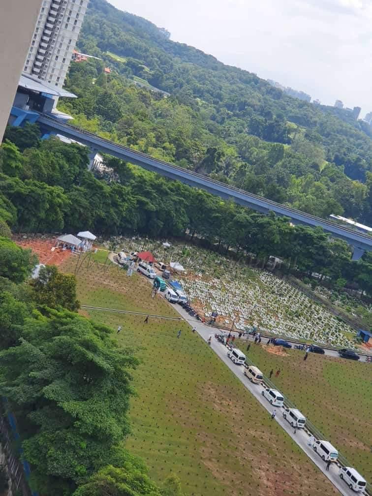 Deretan van jenazah, suasana pilu di tanah perkuburan