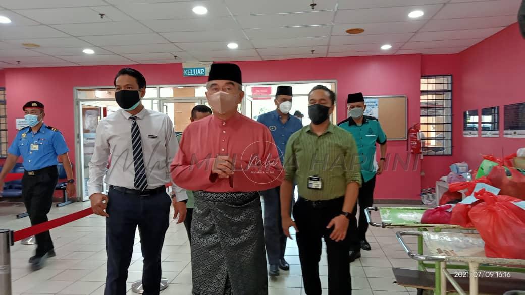 Mohd Ali santuni pesakit Hospital Melaka