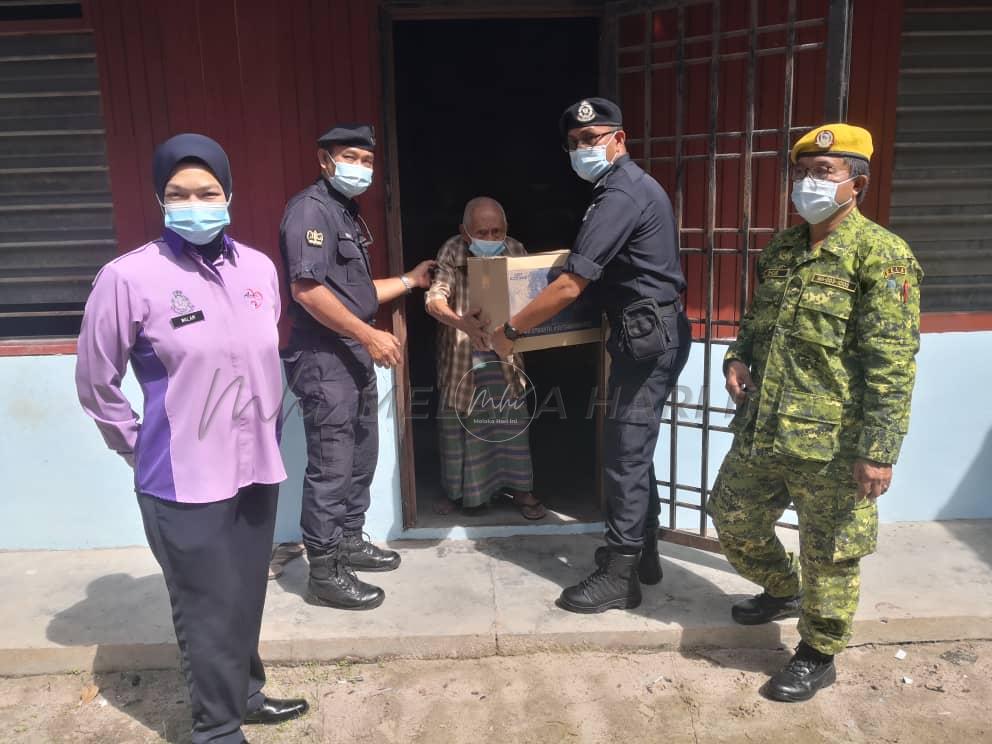 Polis Melaka bantu 279 keluarga terputus bekalan makanan