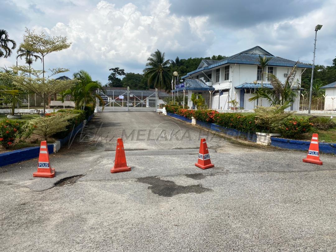 Balai Polis Durian Tunggal pula tutup sementara akibat COVID