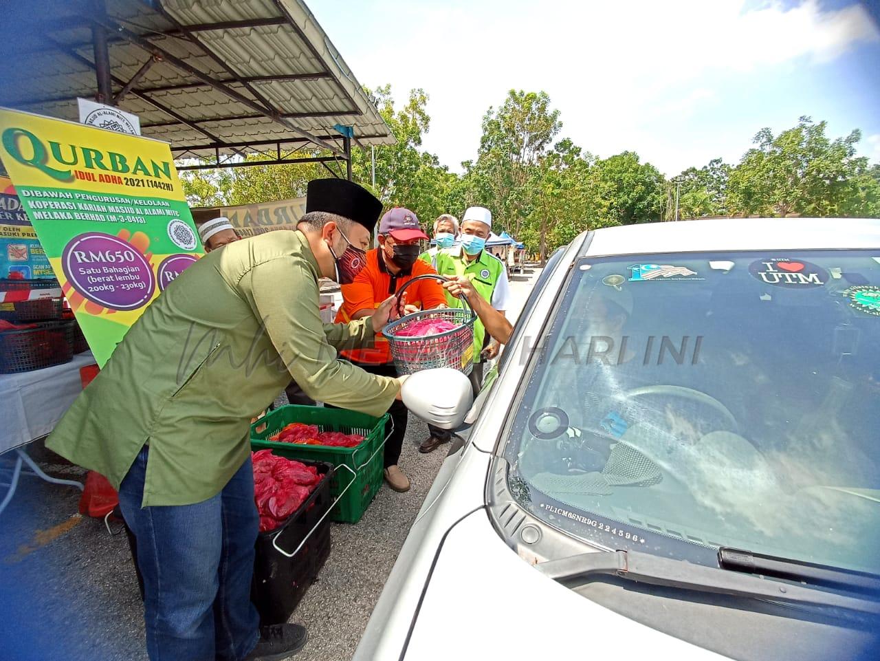 Koperasi masjid agih 1,000 pek daging korban