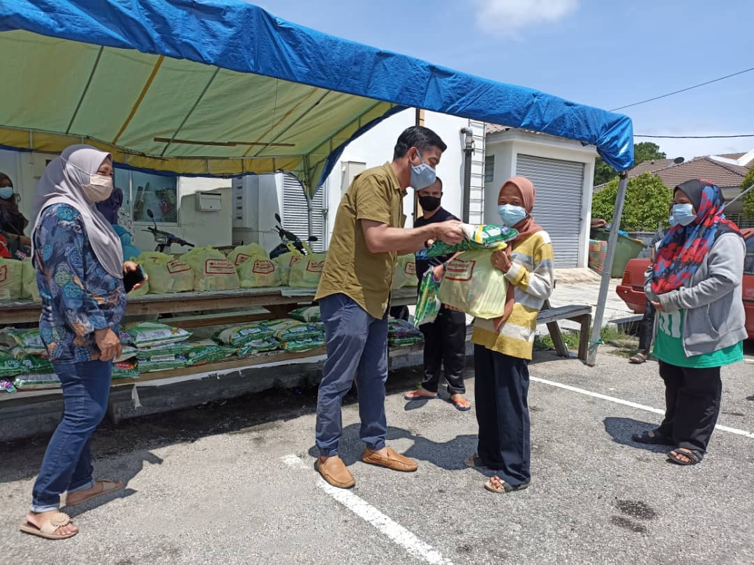 ‘Geng peguam’ Melaka edar 100 kit makanan