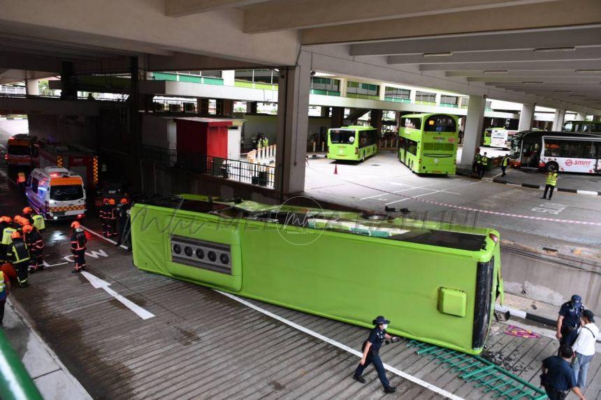 14 cedera dalam kemalangan dua bas di Singapura