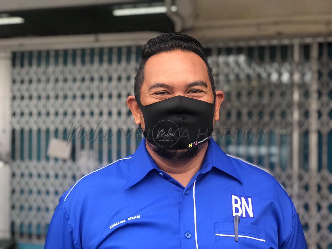 Ibu bapa lega kedai alat tulis dan telekomunikasi dibuka