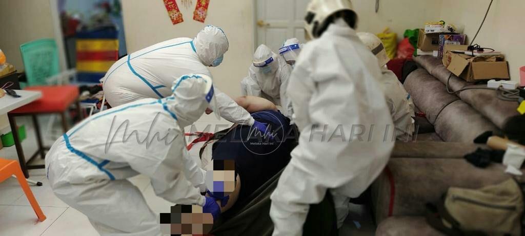 Bomba bantu angkat mayat wanita 230 kg ke Hospital Melaka.