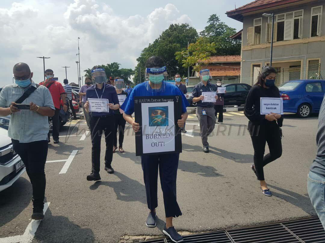 50 doktor kontrak adakan protes di Hospital Melaka