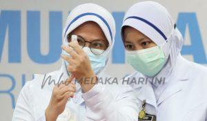 Jururawat memberikan vaksin