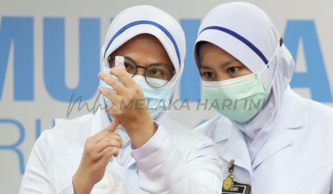 Jururawat memberikan vaksin