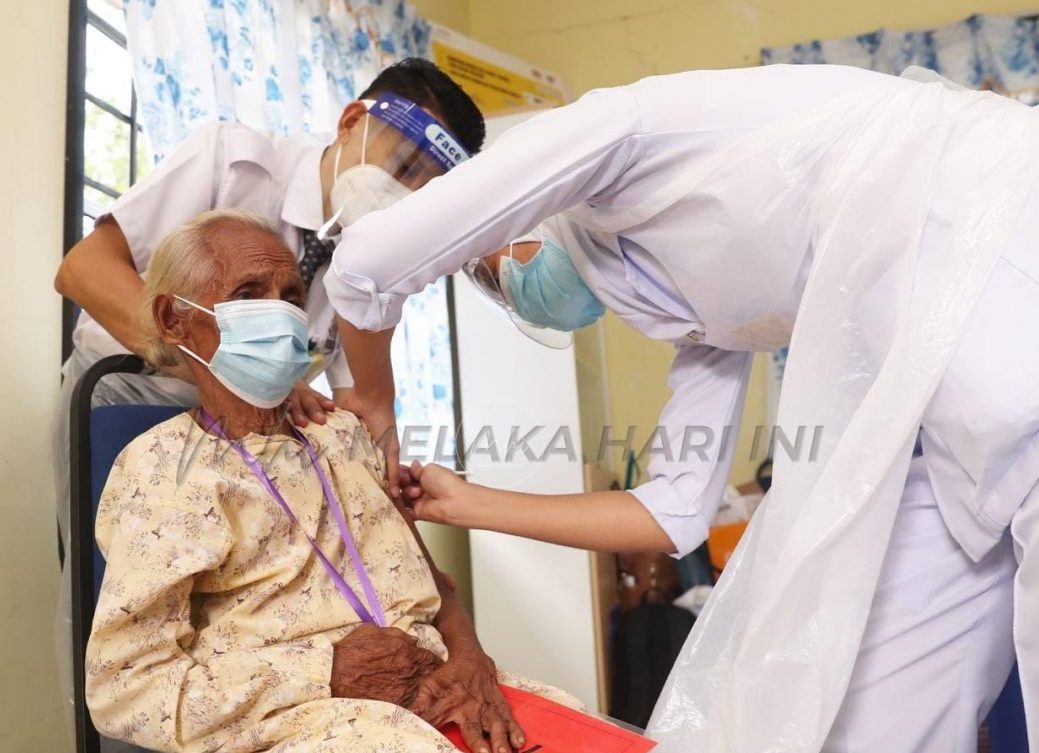 Seminggu pujuk nenek 120 tahun ambil vaksin