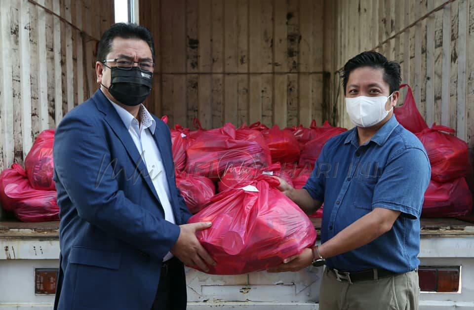 Syarikat minyak sumbang 700 kit makanan bantu rakyat Melaka