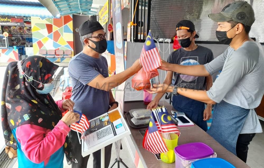 Peniaga agih 1,000 Jalur Gemilang, semarak sambutan kemerdekaan