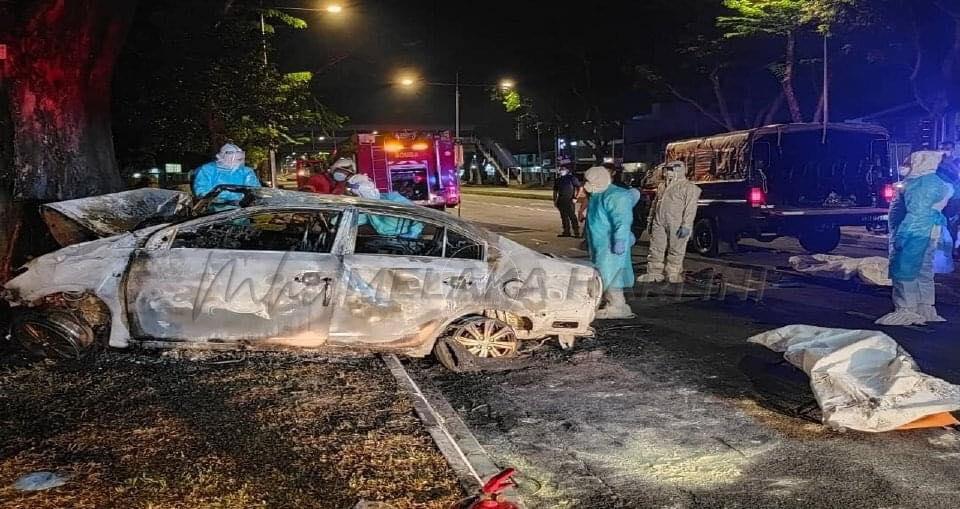 Tiga rentung, kereta langgar pokok sebelum terbakar