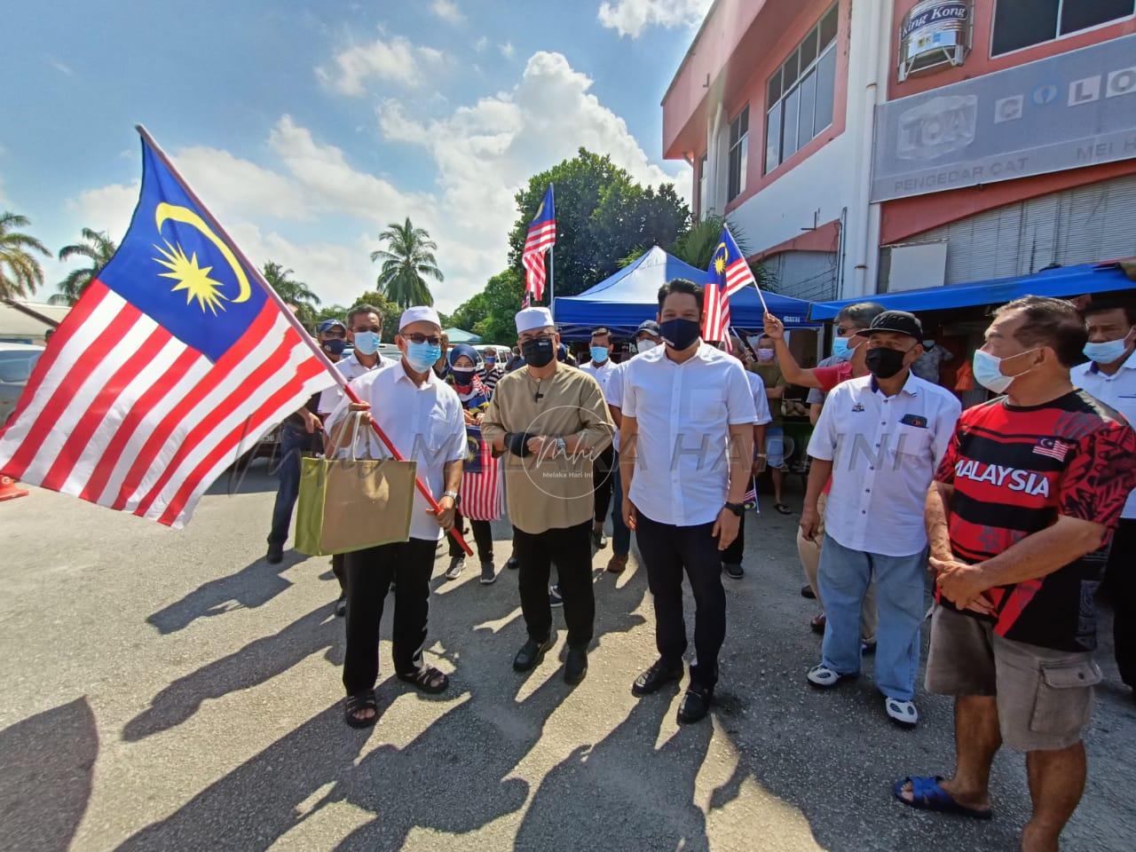 450 Jalur Gemilang diagihkan di DUN Lendu